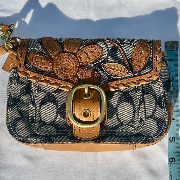 SOLD - COACH Bleecker Vachetta Leather Signature Denim Floral Applique Wristlet - Picture 15 of 16
